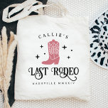 Bolsa Tote Última Festa de solteira Rodeo Cowgirl<br><div class="desc">Bem-vindos amigos à vaqueira da discoteca ou ao fim de semana da solteira do mundo ocidental com estas bonitinhas de tote personalizadas. Design apresenta uma ilustração empoeirada de inicialização de cowboy cor-de-rosa rosa com "último rodeio" por baixo. Adicione seu nome,  nome da localização e o ano.</div>