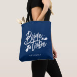 Bolsa Tote Última Tribo Náutica de Noiva de Bachelorette<br><div class="desc">Este saco de tote com o nome da Tribo Bride,  moderalista e azul,  com design caligrafia ousada e o nome da solteira será excelente para o fim de semana da solteira ou presentes ou favores de casamento e chá de panela.</div>