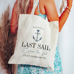 Bolsa Tote Última vela antes da solha náutica do véu<br><div class="desc">Bem-vindos convidados para a sua festa de solteira náutica ou barco com estes bonitinhos sacos de tote personalizados. Design apresenta uma ilustração de uma nave azul tocada por um pequeno coração, com duas linhas de texto personalizado por baixo; mostrada com "Última Vela Antes do Véu". Adicione o nome do evento...</div>