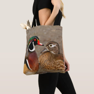 Bolsa Tote Um Belo Momento De Toque Entre Patos De Madeira