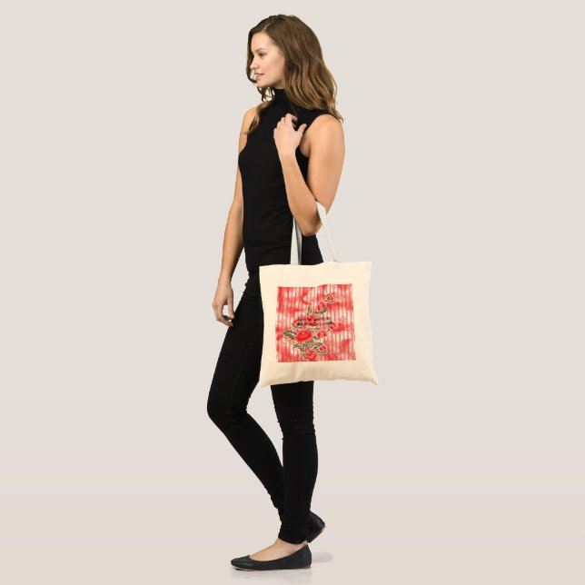 Bolsa Tote Um cachecol vermelho e preto vibrante exibindo uma (Frente (modelo))