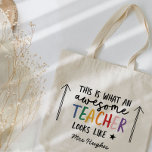 Bolsa Tote Um presente de arco-íris para a tipografia moderna<br><div class="desc">É assim que um professor incrível se parece. Presente fantástico de tipografia moderna para professores. Com a escrita de diversão moderna escrita à mão, e o espaço para o nome e o nome do seu filho. O final perfeito do ano, Natal ou presente de Natal para o seu professor favorito....</div>