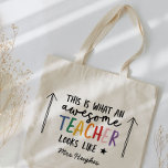Bolsa Tote Um presente de arco-íris para a tipografia moderna<br><div class="desc">É assim que um professor incrível se parece. Presente fantástico de tipografia moderna para professores. Com a escrita de diversão moderna escrita à mão, e o espaço para o nome e o nome do seu filho. O final perfeito do ano, Natal ou presente de Natal para o seu professor favorito....</div>