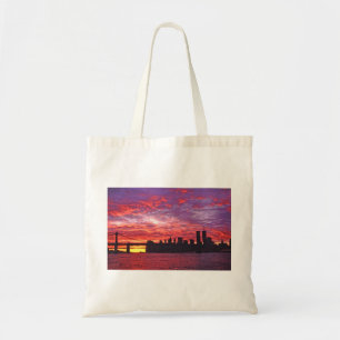 Bolsa Tote Uma Brilhante Silhueta De Baixo Manhattan.