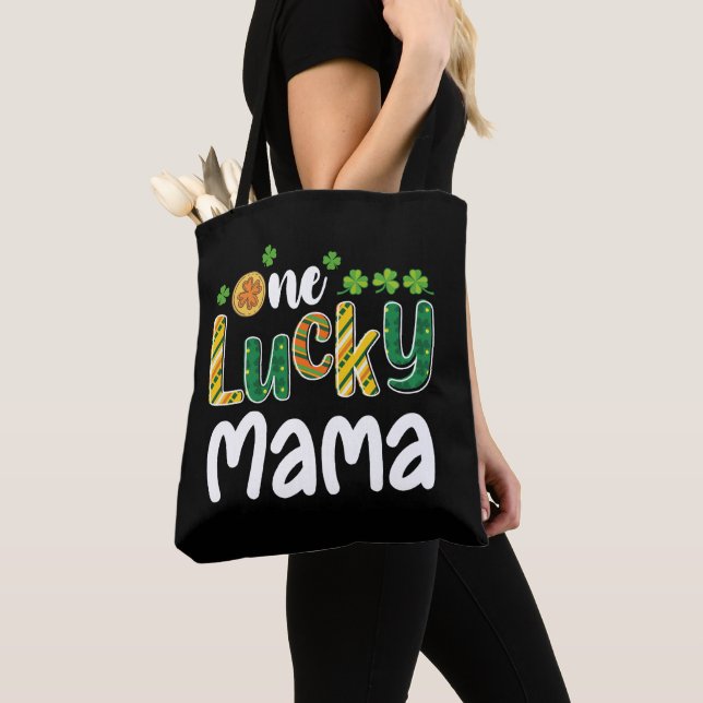 Bolsa Tote Uma Mamãe Sortuda Família Combinando Roupas de Dia (Close Up)