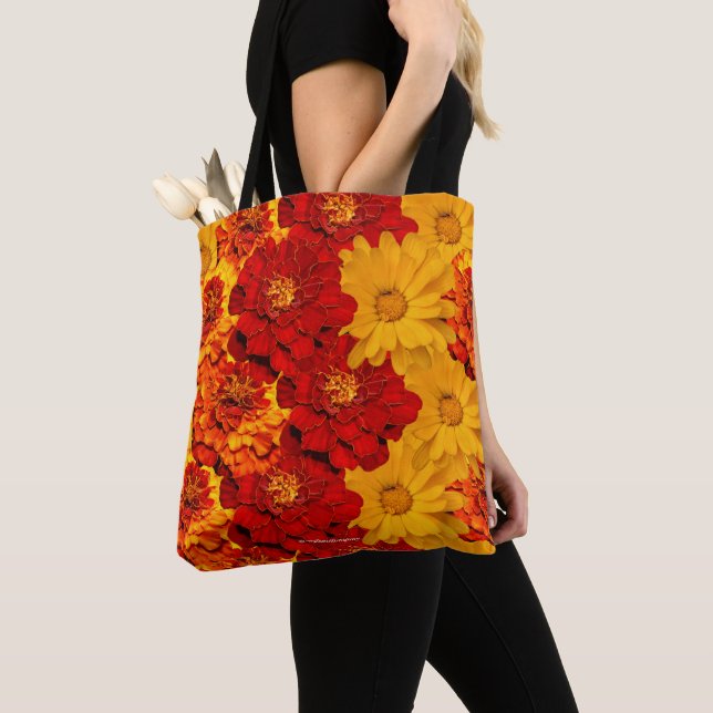 Bolsa Tote Uma Medalha de Marigolds Amarelo Vermelho e Laranj (Close Up)