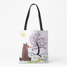 Urso observa a árvore florescente e a ave