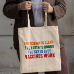 Bolsa Tote Vacinas Trabalham Cota de Ciência na Vacinação<br><div class="desc">Hillary Clinton cita a vacinação: a ciência é clara: a terra é redonda,  o céu é azul,  as vacinas funcionam. Um saco de tote colorido para sensibilizar para os surtos de sarampo e a pandemia de Covid. Vacinar os seus filhos para prevenir a propagação de doenças e doenças.</div>