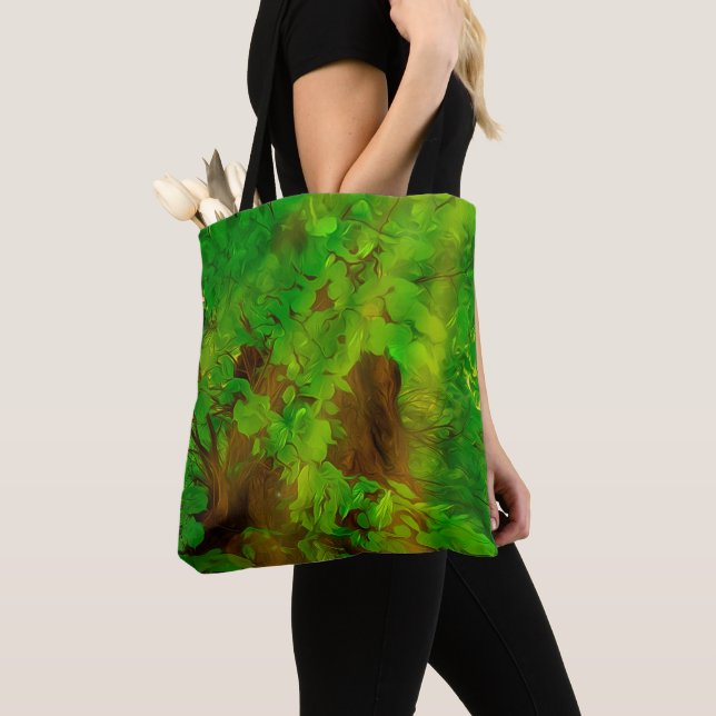 Bolsa Tote Velha Árvore Espessa Ramifica Verde E Sol (Close Up)