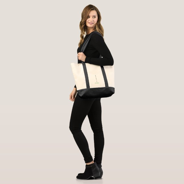 Bolsa Tote Vencendo Silenciosamente – Camiseta com Tipografia (Frente (modelo))