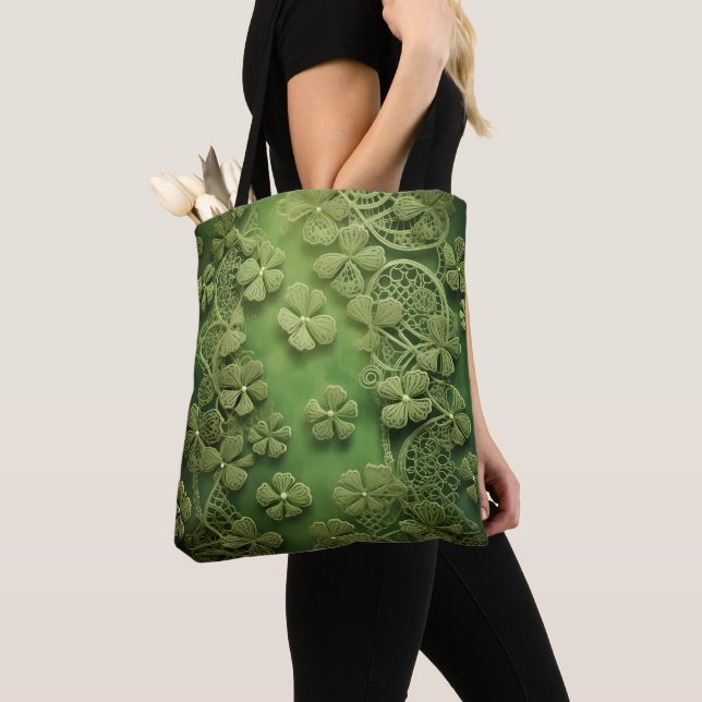 BOLSA TOTE VERDE CLARO COM VISUAL DE RENDAS TREVOS IRLANDESES (Close Up)