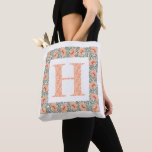 Bolsa Tote Vintage Poppps Monograma Peach Verdadeiro Vermelho<br><div class="desc">Pópias de Coral Monograma Personalizadas Tote Bag. Personalizar com uma inicial. Na moda moderna tipografia inicial no centro de uma elegante e rústica borda floral / coroa. Trendy vintage style art nouveau poppy flores e verde em tons de vinho vermelho, rosa poeirento, pêssego coral e verde-oliva. Design foi inspirado pelo...</div>