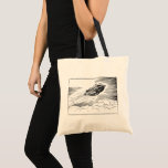 Bolsa Tote Vintage Science Ficeship Rocket in Clouds<br><div class="desc">Ilustração da Vintage: imagem do transporte vitoriano de ficção científica em preto e branco. Uma nave espacial voando pelas nuvens no céu. Um clássico design de ficção científica de quadrinhos retrógrados do 50 do futuro.</div>