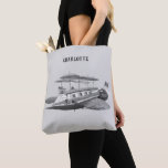 Bolsa Tote Vintage Science Fiction Steampunk Airship Eclipse<br><div class="desc">Fácil de personalizar a bolsa de tote, apenas adicione seu nome! Ilustração Vintage preto e branco da ficção científica vitoriana viagem futurista e imagem de punk a vapor de transporte. Um dirigível com asas, hélice e guarda-chuva como copas que ajudam o navio a flutuar no ar. O capitão está na...</div>