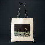 Bolsa Tote Vintage Science Fictions, Rocket ships Moon Planet<br><div class="desc">Imagem de Vintage no espaço sideral e imagem de Ficção Científica futurista planetas. Viagem e design de transporte com foguetes decolando na lua e voando em direção ao planeta Terra no distante céu escuro da noite no futuro.</div>