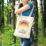 Bolsa Tote Vintagem de Reunião da Família Sunset Mountain Per<br><div class="desc">Este pôr do sol laranja legal sobre montanhas rochosas na natureza faz uma imagem excelente em uma bolsa de tote fofa para uma reunião familiar, viagem de carro ou férias de verão. Comemore a sua semana de férias com um presente divertido de manutenção com seu próprio sobrenome e o ano....</div>