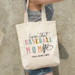 BOLSA TOTE VIVENDO ESSA VIDA DA MÃE BASEBALL<br><div class="desc">Prepare-se para mostrar seu orgulho de mãe de beisebol com nossa deliciosa bolsa : uma elegante fonte moderna dizendo "Vivendo aquela vida de mãe de beisebol" com sotaques de caligrafia em cores pastéis suaves. Deixamos um espaço especial apenas para o nome de sua equipe, permitindo que você personalize este design...</div>