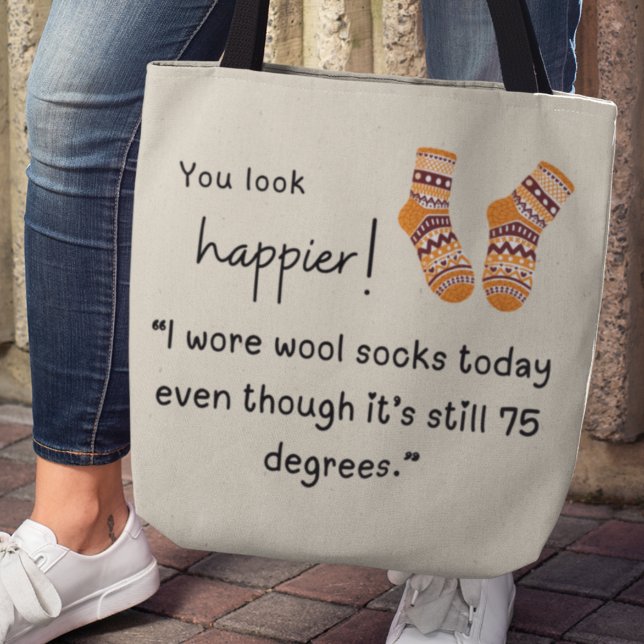 Bolsa Tote Você parece mais feliz! Meias engraçadas de lã diz (You look happier! "I wore wool socks today even though it's still 75 degrees.")