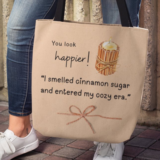 Bolsa Tote Você parece mais feliz! Vela Cinnamon Sugar (You look happier! "I smelled cinnamon sugar and entered my cozy era" tote bag)