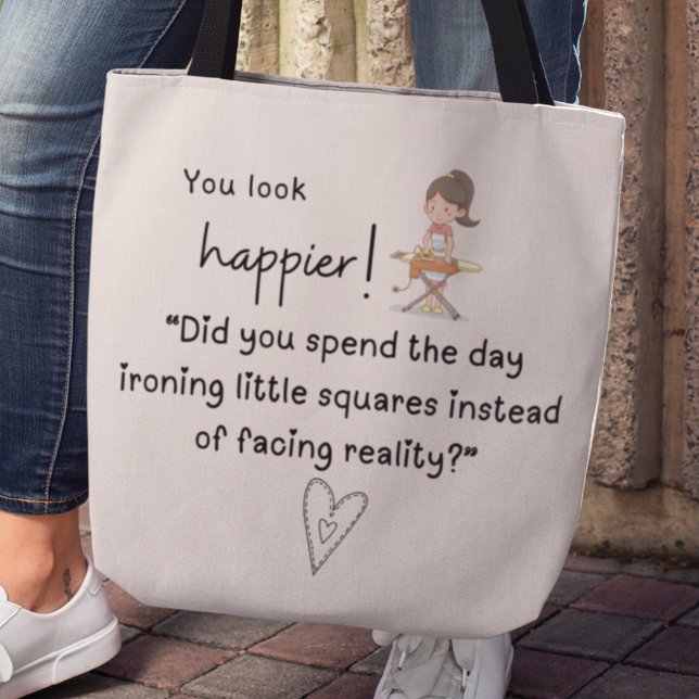 Bolsa Tote Você parece mais feliz! Você passou o dia passando (You look happier! "Did you spend the day ironing little squares instead of facing reality" tote bag)