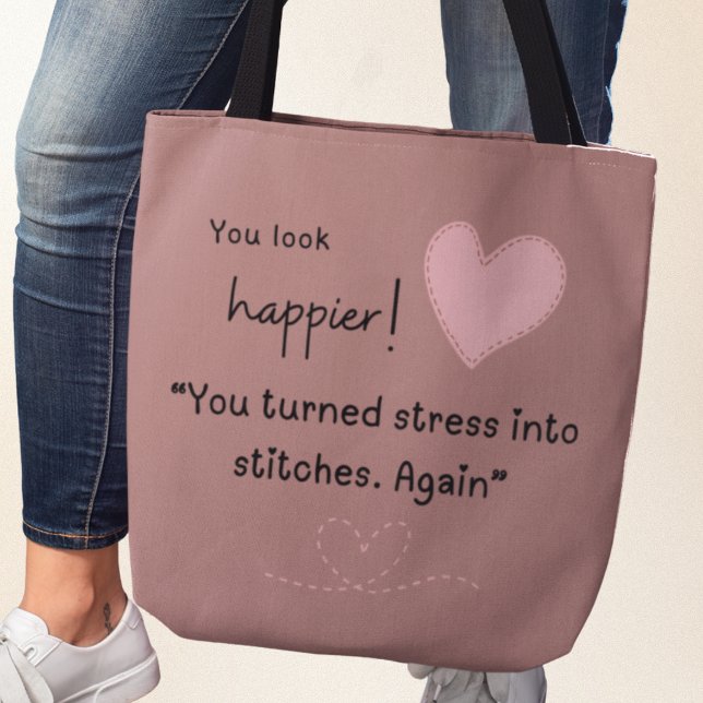 Bolsa Tote Você parece mais feliz! Você transformou o estress (You look happier! "You turned stress into stitches. Again. Tote bag)