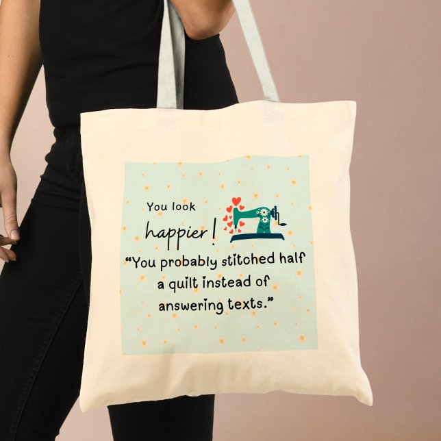 Bolsa Tote "Você provavelmente coçou meia colcha" (You look happier! You probably stitched half a quilt instead of answering texts tote bag)