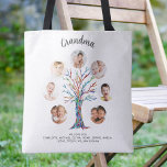 Bolsa Tote Vovó Foto<br><div class="desc">Esta bolsa de tote da vovó moderna e na moda é decorada com uma árvore genealógica colorida. Facilmente personalizável com uma seleção de sete fotos e os nomes dos netos. Faz um presente perfeito para a tua avó. Mosaico original © Michele Davies.</div>