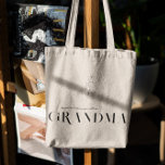 Bolsa Tote Vovó | Letra Chic Boho & Floral<br><div class="desc">A mochila Trendy Tote apresenta a tipografia moderna que diz "minhas maiores bênçãos me chamam de vovó, " com uma bela disposição de arte de linha floral. Todas as mulheres precisam de um bom carregar para bolsa em torno de todos os seus aspectos essenciais. Quer seja um presente de Dia...</div>