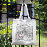 Bolsa Tote Washington, DC. Localizador de Amor | Casamento do<br><div class="desc">Uma bolsa de tote divertida para um casamento ou qualquer outra ocasião ocorrendo na bela cidade de Washington, DC. Este bolsa apresenta um mapa de despesas gerais do centro da cidade dentro a um quadro de caixas delimitadas a preto. No topo está uma breve saudação bem-vinda e o nome da...</div>