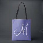 Bolsa Tote White Periwinkle Blue Girly Monograma<br><div class="desc">Um monograma de script branco e preto na moda moderno em um fundo de periwinkle que serve a bandeja. Moderno e elegante.</div>