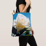 Bolsa Tote White Rose Beauty<br><div class="desc">A rosa branca sob o céu azul. Foto vibrante de um belo rosa florescente faz um presente de arte floral em excelente. A beleza calma da rosa branca reflete novos começos, pureza, lealdade e inocência. As rosas brancas simbolizam o amor jovem que a noiva tem por sua esposa. As rosas...</div>