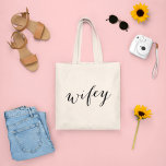 Bolsa Tote Wifey Modern Black Script Mulheres<br><div class="desc">Uma bolsa de tote "Wifey" simples e bonita em um roteiro preto moderno. Faz um presente de casamento excelente para a futura Sra.!</div>