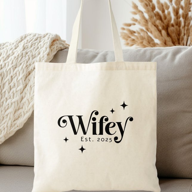 Bolsa Tote Wifey no último ano qualquer fonte retrorativa ele (Wifey Est year any color elegant retro font Tote Bag)