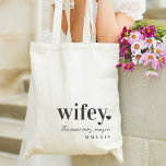 Bolsa Tote WIFEY | Nova Sra personalizada<br><div class="desc">Celebrar a nova Sra. com este bonitinho design de lua de mel,  baseado em texto,  que apresenta "wifey" em letras negras com uma pequena ilustração cardíaca. Personalize com seu novo nome em um script de estilo manuscrito,  e o ano em algarismos romanos.</div>