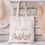 Bolsa Tote Wildflower Boho Bridesmaid Nome Tote Bag<br><div class="desc">Elevem sua proposta de madrinha ou obrigado, gesto com nosso encantador Wildflower Boho Bridesmaid Nome Tote Bag! Feito com amor e enfeitado com intrincados designs florais, esta bolsa de tote captura perfeitamente a essência da elegância boêmica. Cada saco é personalizado com o nome da sua dama de honra, acrescentando um...</div>