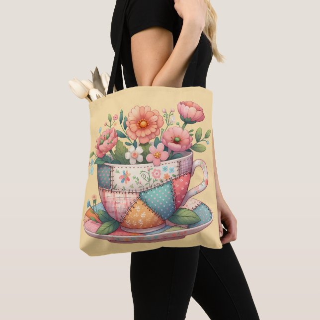 Bolsa Tote Xícara de Chá em Patchwork com Flores Caprichosas (Close Up)