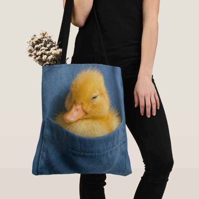 Bolsa Tote Yellow Duckling In a Blue T-shirt Pocket (Close Up)