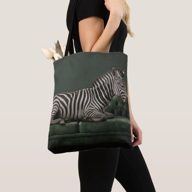 Bolsa Tote Zebra Elegante em Sofá de Veludo Verde (Close Up)