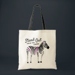 Bolsa Tote Zebra Sai Da Cota Crowd<br><div class="desc">Zebra com listras pretas e roxas motivando você a se destacar da multidão e fazer sua própria coisa.</div>