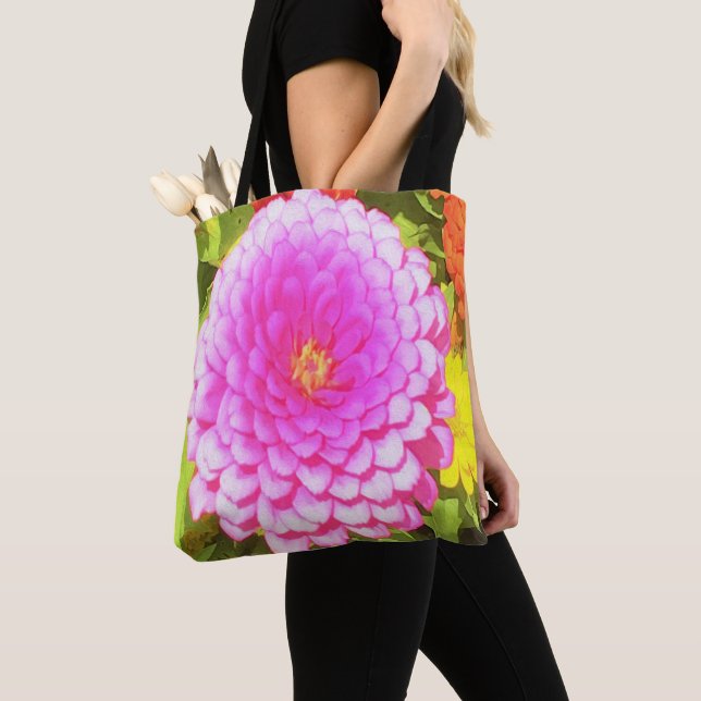Bolsa Tote Zinnia rosa redonda bonito no Jardim de Verão (Close Up)