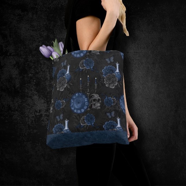 Bolsa Tote Zodiac Magic | Marinho escuro Rosas de crânio góti (Criador carregado)