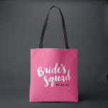 Bolsas de Festa Personalizada de Brida, à Esquadra<br><div class="desc">Sacos de tote de noiva personalizados com o gráfico "Esquadrão da Noiva" em um script de pincel de na moda. Personalize-o com sua data de casamento, hashtag de casamento, nomes ou outro texto personalizado. Trendy Chevron impressão no lado oposto. Presente perfeito para noiva, dama de honra e festa de casamento!...</div>