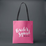 Bolsas de Festa Personalizada de Brida, à Esquadra<br><div class="desc">Sacos de tote de noiva personalizados com o gráfico "Esquadrão da Noiva" em um script de pincel de na moda. Personalize-o com sua data de casamento, hashtag de casamento, nomes ou outro texto personalizado. Trendy Chevron impressão no lado oposto. Presente perfeito para noiva, dama de honra e festa de casamento!...</div>