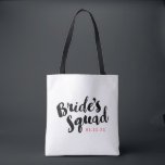 Bolsas de Festa Personalizada de Brida Esquadrão d<br><div class="desc">Sacos de tote de noiva personalizados com o gráfico "Esquadrão da Noiva" em um script de pincel de na moda. Personalize-o com sua data de casamento, hashtag de casamento, nomes ou outro texto personalizado. Impressão de fita de pré-disquete no lado oposto. Presente perfeito para noiva, dama de honra e festa...</div>