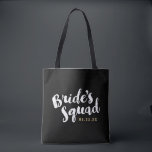 Bolsas de Festa Personalizada de Brida Esquadrão d<br><div class="desc">Sacos de tote de noiva personalizados com o gráfico "Esquadrão da Noiva" em um script de pincel de na moda. Personalize-o com sua data de casamento,  hashtag de casamento,  nomes ou outro texto personalizado. Trellis impressão do lado oposto. Presente perfeito para noiva,  dama de honra e festa de casamento!</div>