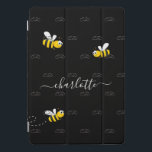 Bombus brancos negros e felizes monograma de humor<br><div class="desc">Decorado com abelhas-desmancha-prazeres, amarelas e negras felizes e sorridentes. Um fundo preto chic. Personalize e adicione um nome e seu monograma, iniciais. O monograma em cinzas como um padrão no fundo. O nome é escrito em branco com um moderno roteiro de estilo, escrito à mão, com traços. Para manter as...</div>