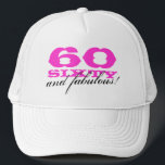 Boné 60º Aniversário60 e fabuloso!<br><div class="desc">Chapéu de aniversário rosa 6060 e fabuloso! Número de idade personalizável. Bonita ideia de presente para mãe,  avó,  irmã etc.</div>