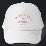 Boné A Despedida de Bach de Neve Esqui Tema<br><div class="desc">Os chapéus personalizados com o logotipo rosa de The Snow Bach são perfeitos para a sua festa de despedida de solteira com tema de neve ou esqui. Personalize com os detalhes da sua despedida de solteira... ano, resort e destino. Perfeito para uma festa de despedida de solteira com tema de...</div>