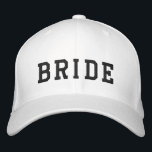 Boné A Noiva | Bachelorette Bold Modern Trendy<br><div class="desc">Design super fofo e personalizado que você pode personalizar com o nome de sua noiva para sua solteira. O design apresenta uma fonte da faculdade atlética contemporânea emparelhada com uma tipografia escrita à mão no sentido inverso, num estilo casual minimalista moderno, com um bordado preto simples. Esta design é fácil...</div>