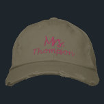 Boné A Noiva Personalizada para Ser a Sra. Script Rosa<br><div class="desc">Celebre a futura noiva com este boné de beisebol personalizado bordado, com "Sra." em roteiro cor-de-rosa. Este na moda e acessório divertido é perfeito para chás de panela, festas de solteira ou como um presente pensativo para a noiva. O design personalizado adiciona um toque pessoal, fazer um guardião memorável que...</div>